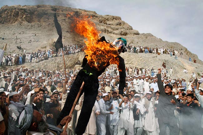 به آتش كشيدن آدمك تري جونز