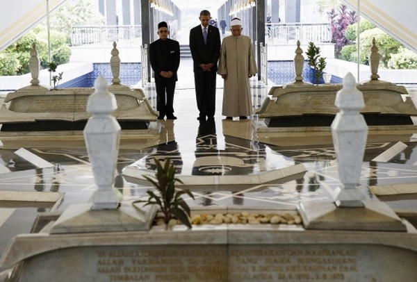 حضور اوباما در مسجد اندونزی (عکس)