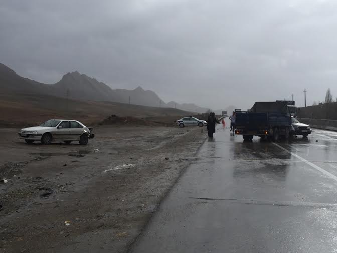 واژگونی پراید در پی ایست پلیس (+عکس)