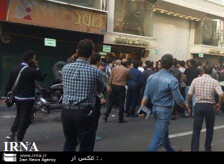درگیری بین دستفروشان و مغازه داران در خیابان جمهوری تهران درگیری بین دستفروشان و مغازه داران در خیابان جمهوری تهران