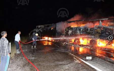 3 دستگاه تریلر در جاده بین المللی ترکیه به ایران به آتش کشیده شد 3 دستگاه تریلر در جاده بین المللی ترکیه به ایران به آتش کشیده شد