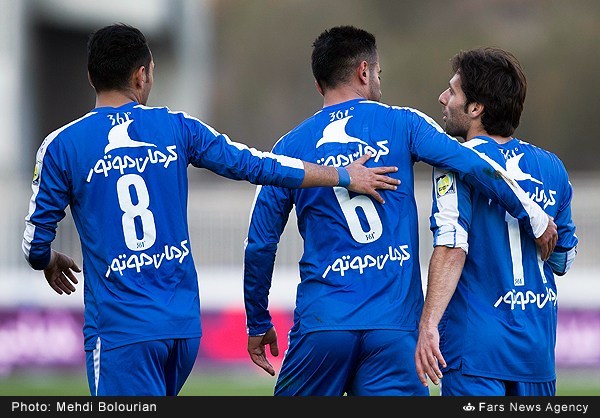 نفت 1 (5) - (6) 1 استقلال /رحمتی ، استقلال را به نیمه نهایی رساند