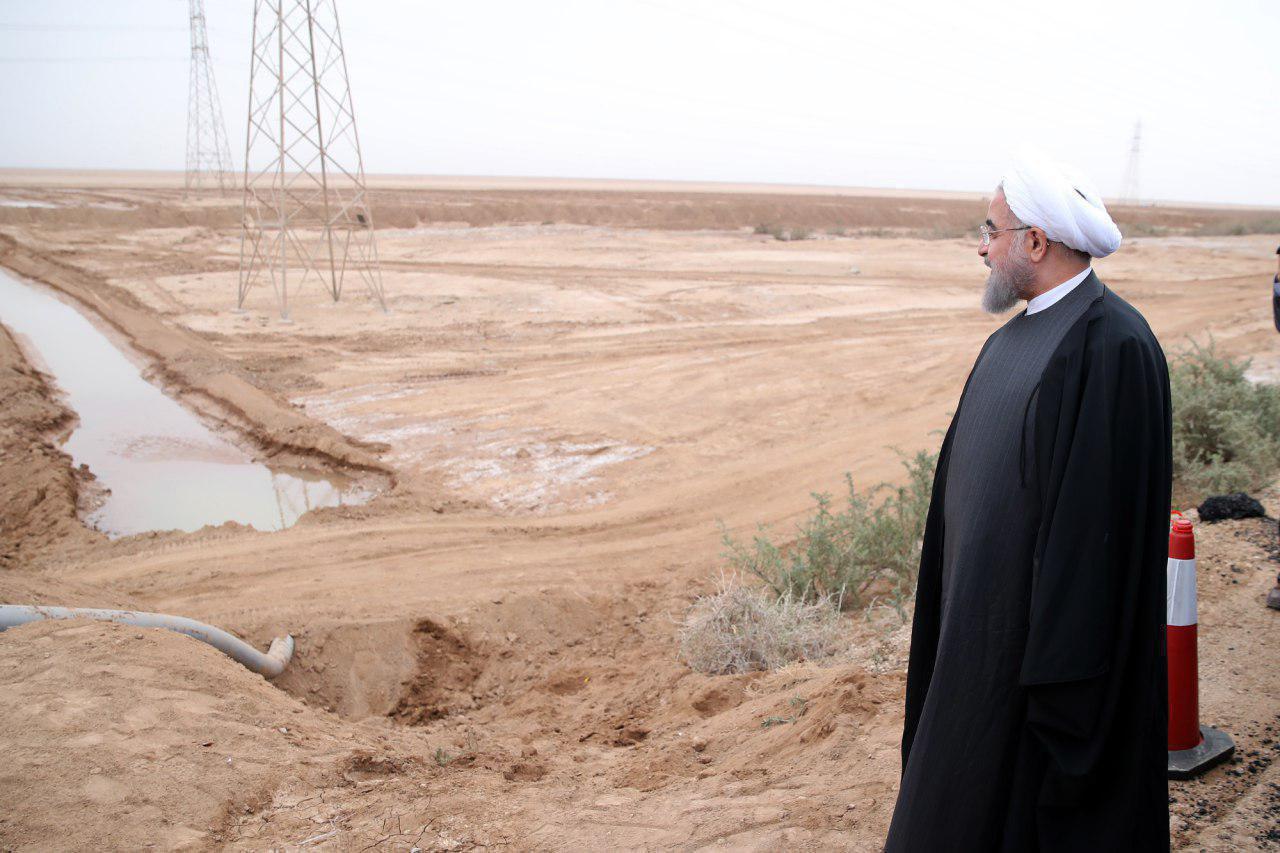 بازدید روحانی از یک کانون ریزگرد در اطراف اهواز/ تجمع و درخواست کمک مردم بازدید روحانی از یک کانون ریزگرد در اطراف اهواز/ تجمع و درخواست کمک مردم