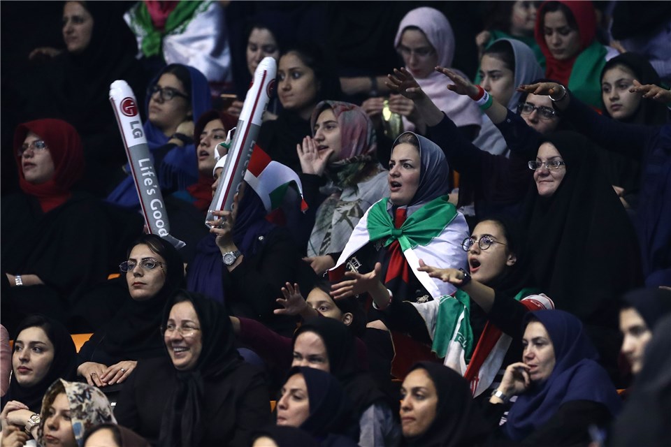 توجه عکاس سایت جهانی والیبال به بانوان تماشاگر والیبال(+گزارش تصویری)