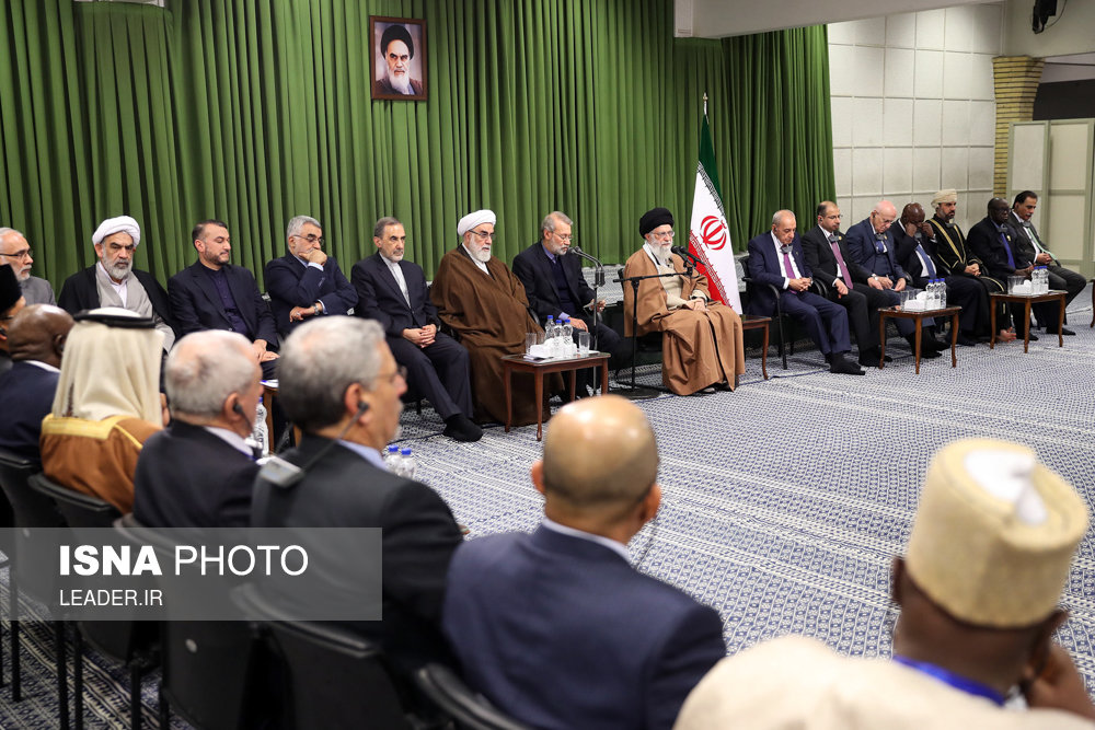 مقام معظم رهبری: سعودی‌ها در حال خیانت به امت اسلامی هستند/ نگذاریم برای رژیم صهیونیستی حاشیه امن درست شود/ غلط زیادی امریکا درباره قدس به سرانجام نمی‌رسد