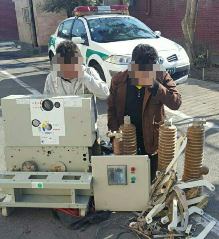 دستگیری سارقان تجهیزات برق بزرگراه بعثت (+عکس) دستگیری سارقان تجهیزات برق بزرگراه بعثت (+عکس)