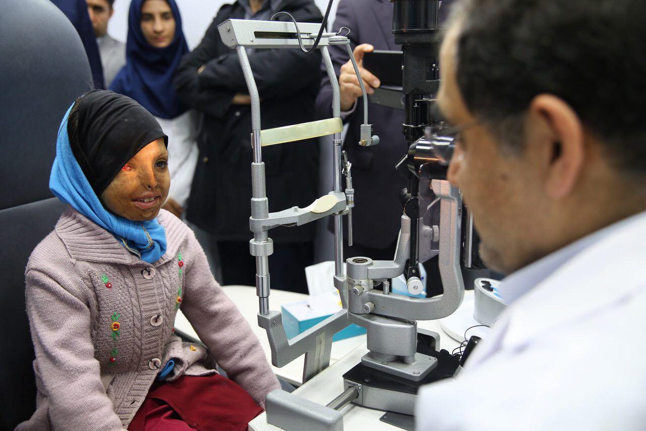 وزیر بهداشت، دختر قربانی اسیدپاشی را معاینه کرد (+عکس) وزیر بهداشت، دختر قربانی اسیدپاشی را معاینه کرد (+عکس)