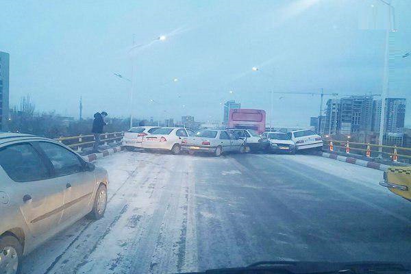 تصادف زنجیره‌ای ۳۰ خودرو در همدان (عکس)