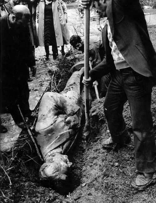 انقلابیون از سرنگونی سریع نظام پادشاهی غافلگیر شدندمعاون سازمان برنامه وقوع انقلاب را پیش بینی کرده بود/از تمایلات جاه طلبانه تا دو قطبی شدید فرهنگی