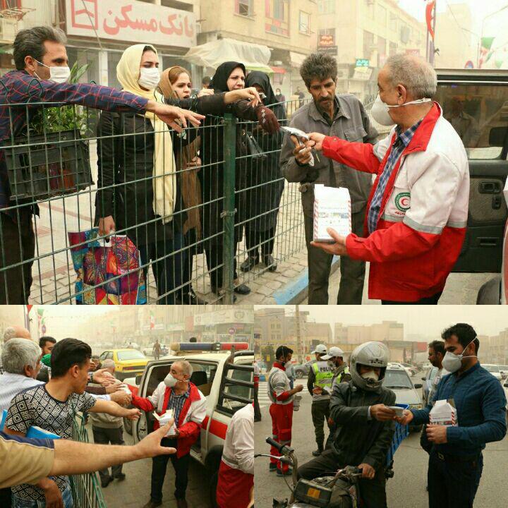 توزیع ماسک در مرکز شهر اهواز (عکس)