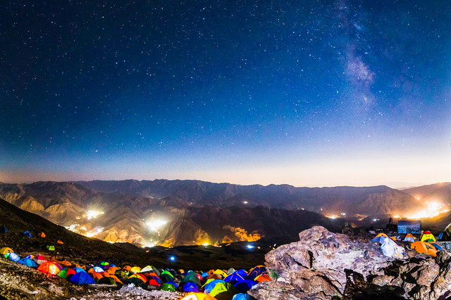 جشن اتریشیها روی قله دماوند جشن اتریشیها روی قله دماوند