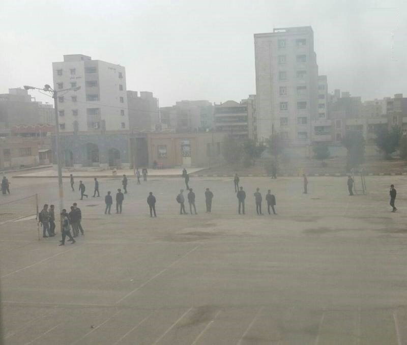 زنگ تفریح دانش‌آموزان در هوای این روزهای اهواز (عکس)