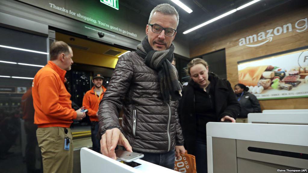 گشايش اولین فروشگاه بدون فروشنده و صف توسط آمازون (عکس)