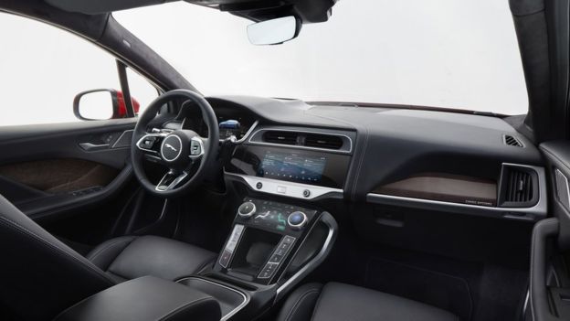 آی- پیس جگوار در تقابل با تسلا ایکس/ آی- پیس جگوار در تقابل با تسلا ایکس/