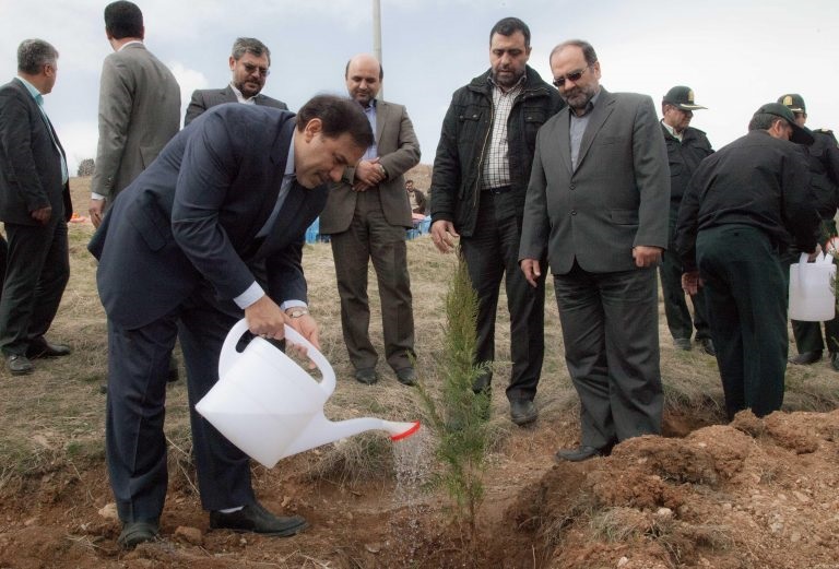 کاشت 8000 درخت در بازداشتگاه اوین کاشت 8000 درخت در بازداشتگاه اوین