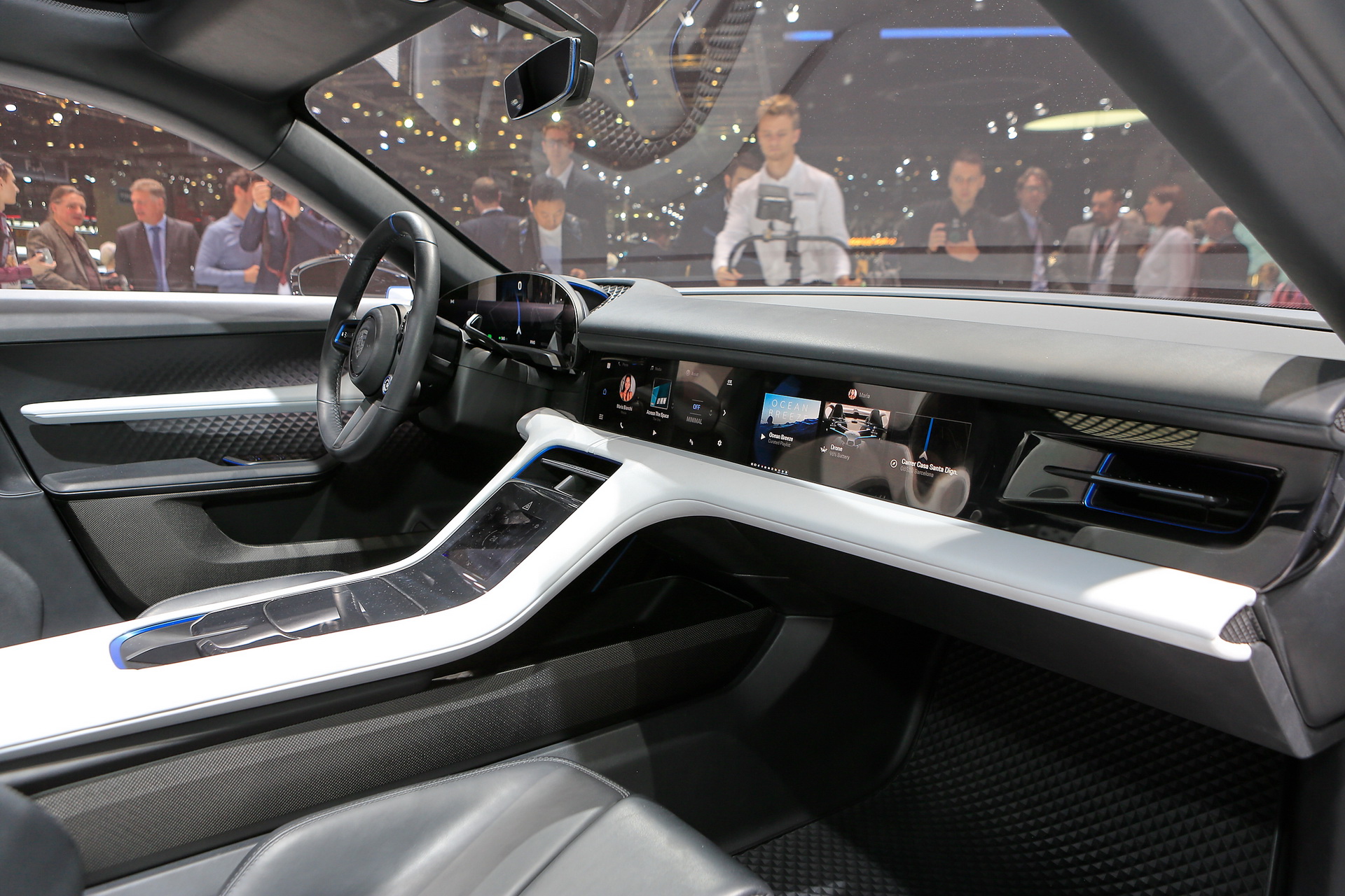 با ئی- میشن کراس پورشه سوپرایز شوید با ئی- میشن کراس پورشه سوپرایز شوید