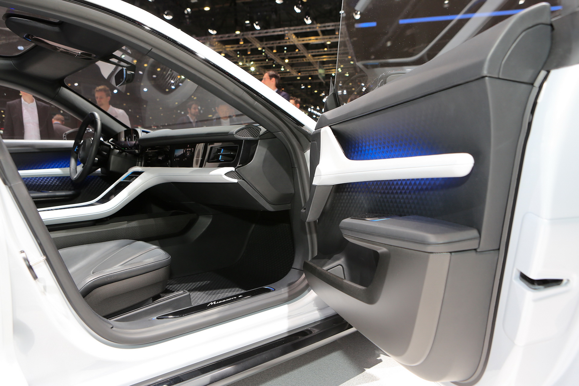 با ئی- میشن کراس پورشه سوپرایز شوید با ئی- میشن کراس پورشه سوپرایز شوید