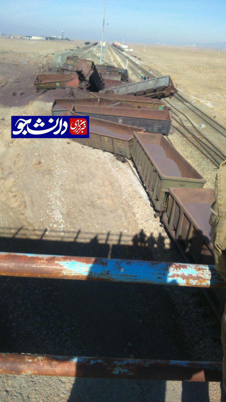 خروج چند واگن قطار باری از ریل در ایستگاه کاشمر (عکس) خروج چند واگن قطار باری از ریل در ایستگاه کاشمر (عکس)