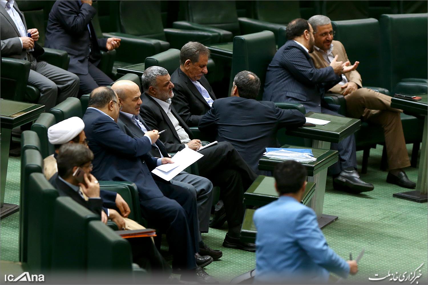 حجتی وزیر کشاورزی باقی ماند