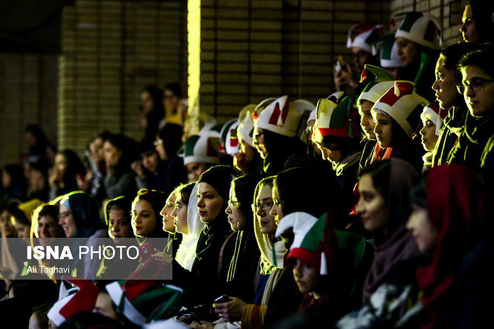 مسابقه تیم‌ملی با حضور بانوان در ورزشگاه بدون درد و خونریزی(+عکس)