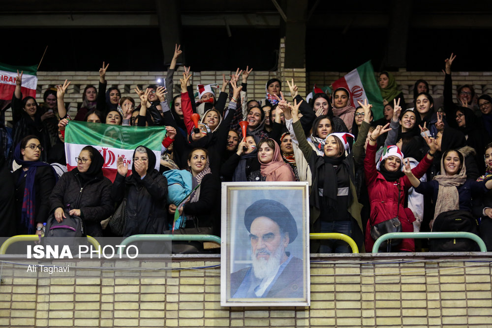 مسابقه تیم‌ملی با حضور بانوان در ورزشگاه بدون درد و خونریزی(+عکس)