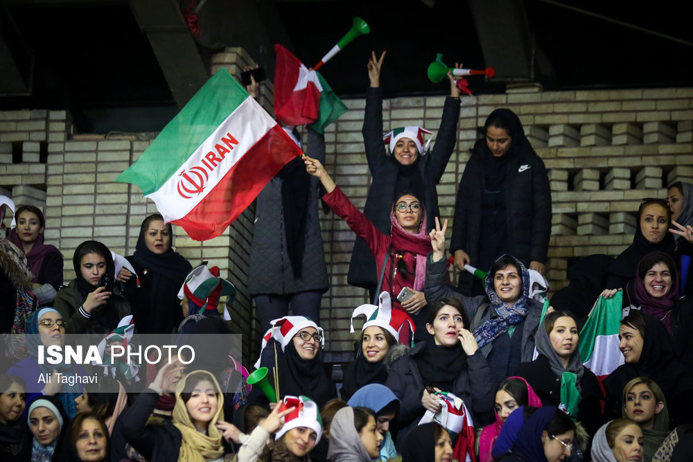 مسابقه تیم‌ملی با حضور بانوان در ورزشگاه بدون درد و خونریزی(+عکس)