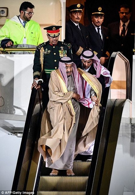 ریخت و پاش ملک سلمان در سفر به مسکو/ از پله برقی طلایی پادشاه تا 1500 همراه (+تصاویر)