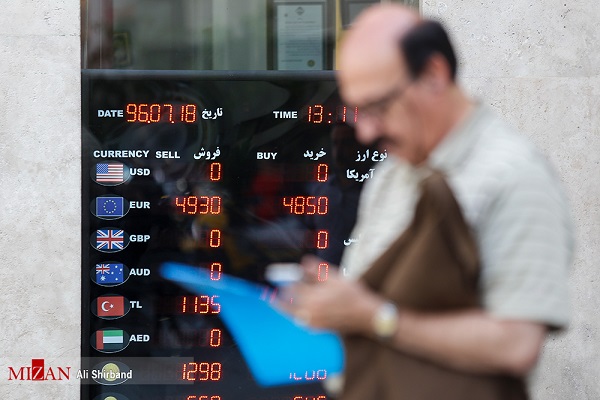 خبرگزاری قوه قضائیه: قیمت دلار از تابلو صرافی‌ها حذف شد/ تشکیل صف برای خرید دلار (+عکس)