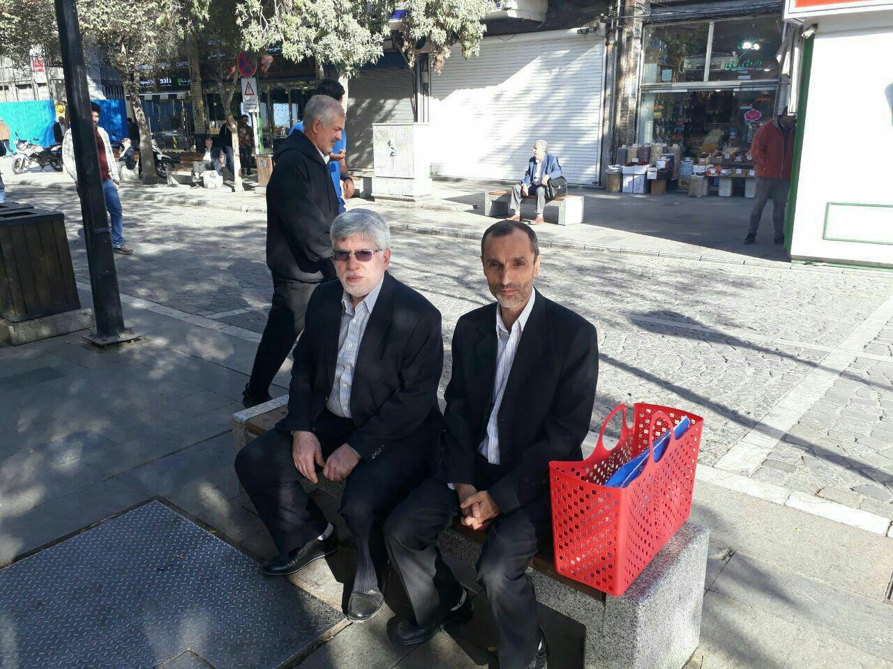 بقایی و زنبیل دفاعیاتش (عکس)