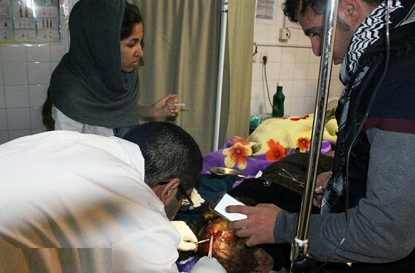 جراحی اورژانسی زیر نور چراغ قوه تلفن همراه (عکس)