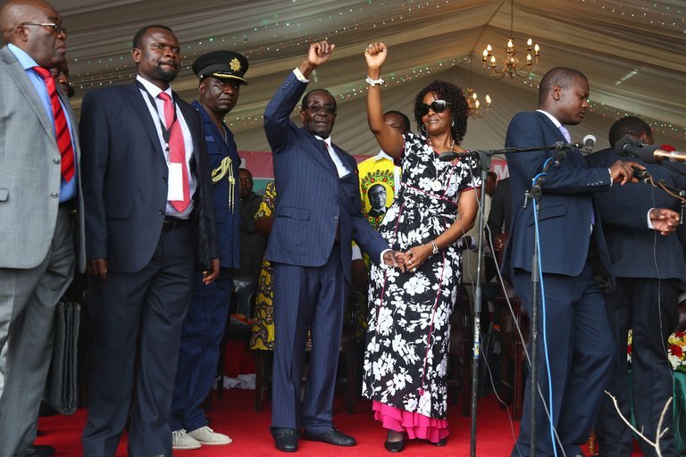 کودتا علیه پیرترین دیکتاتور دنیا / رابرت موگابه در بازداشت خانگی