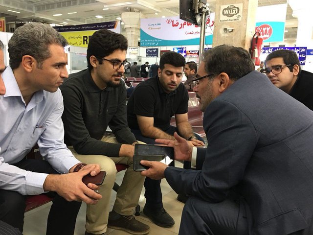 وقتی دانشجویان، شمخانی را در فرودگاه دوره میکنند (+عکس) وقتی دانشجویان، شمخانی را در فرودگاه دوره میکنند (+عکس)