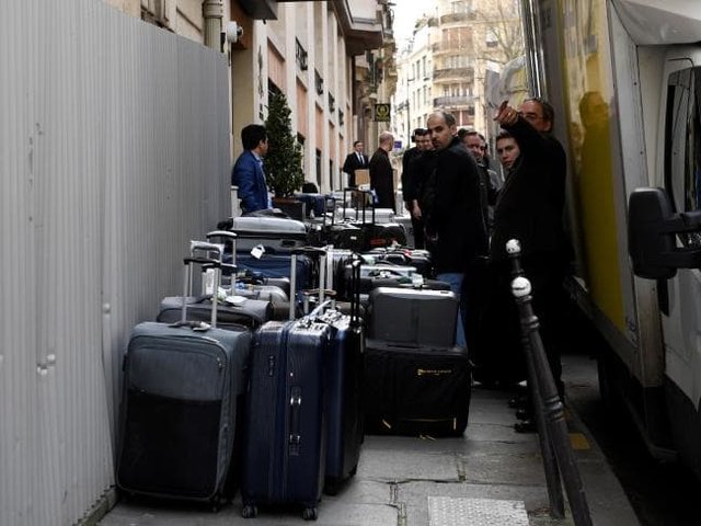 ضیافت شام بن سلمان با ماکرون در موزه لوور/ محموله‌های بزرگ چمدان ولیعهد عربستان سوژه رسانه‌ها شد (+عکس)