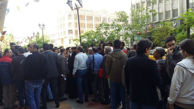 حال و هوای بازار ارز ساعاتی پس از اعلام تک نرخی شدن دلار/ دلار روی تابلوی صرافیها: ۴۲۰۰ تومان (+عکس) حال و هوای بازار ارز ساعاتی پس از اعلام تک نرخی شدن دلار/ دلار روی تابلوی صرافیها: ۴۲۰۰ تومان (+عکس)