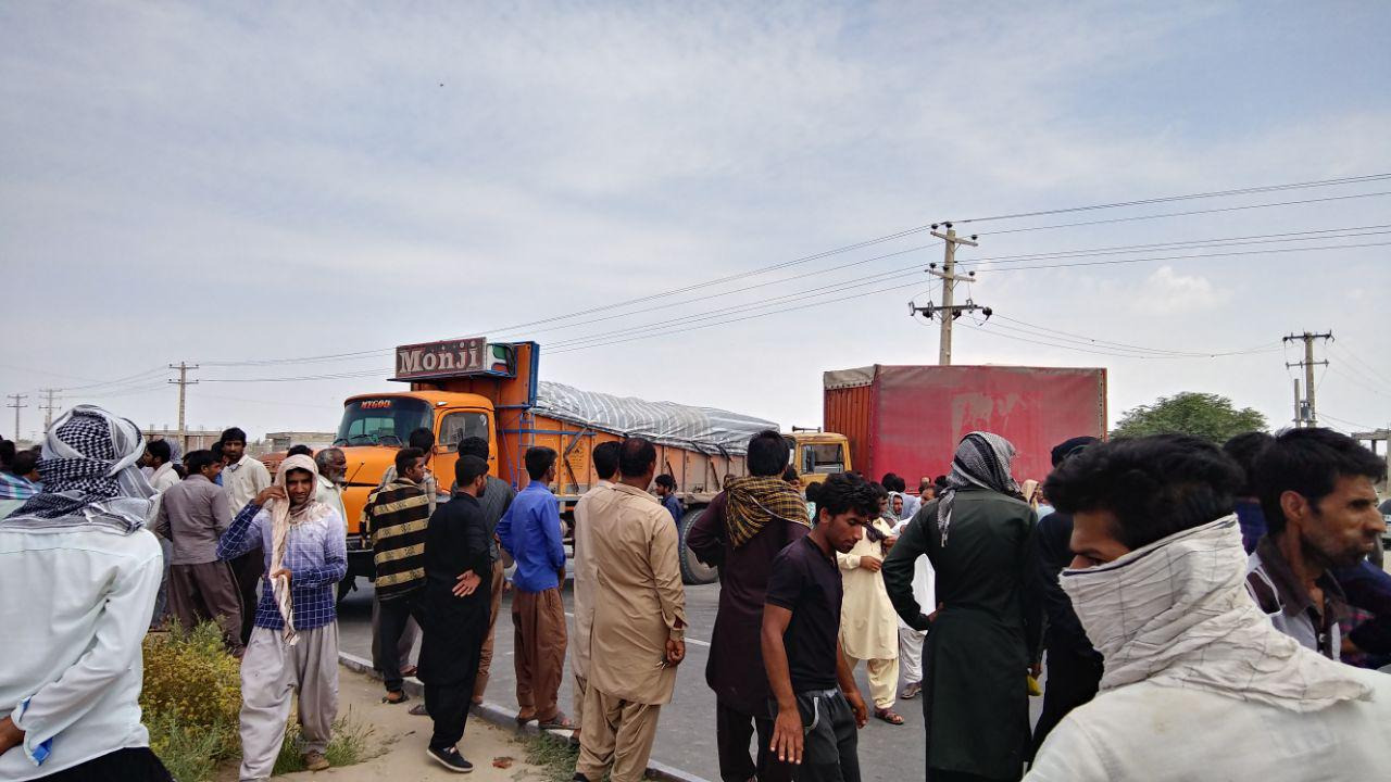 کشاورزان معترض، جاده ترانزیتی رودبار-جازموریان را بستند/ اگر محصول را الساعه نخرند، همه‌اش از بین خواهد رفت / گزارش رجانیوز از وضع اسفبار کشاورزان جنوب کرمان که صدایشان به هیچکس نمی‌رسد (+عکس)