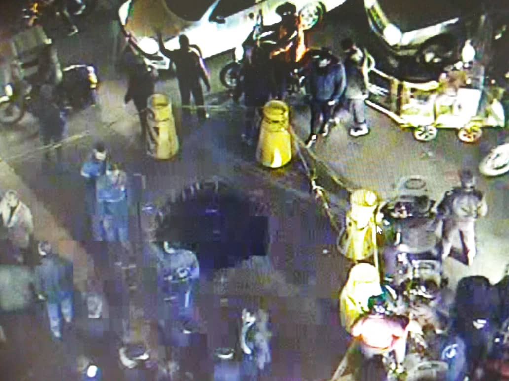 نشست زمین در چهارراه مولوی تهران (عکس) نشست زمین در چهارراه مولوی تهران (عکس)