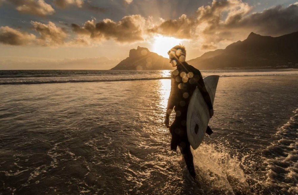 موج‌سواری به وقت غروب (عکس)