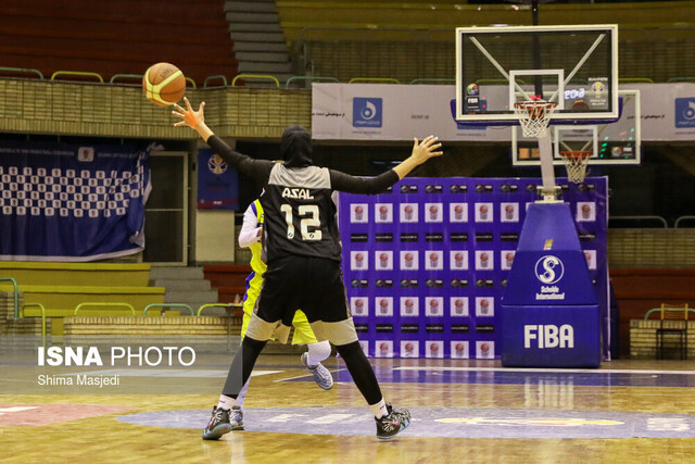 اعتراض مربی تیم بسکتبال بانوان هیرو به داوری اعتراض مربی تیم بسکتبال بانوان هیرو به داوری