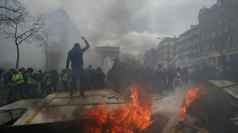 تظاهرات هجدهم جلیقه‌زردها؛ شانزه‌لیزه در آتش اعتراض سوخت (عکس)