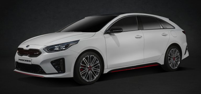 مقایسه پروسید کیا و شوتینگ‌بریک CLA بنز