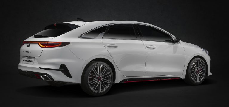 مقایسه پروسید کیا و شوتینگ‌بریک CLA بنز