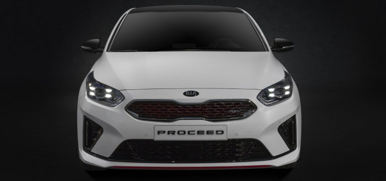 مقایسه پروسید کیا و شوتینگ‌بریک CLA بنز