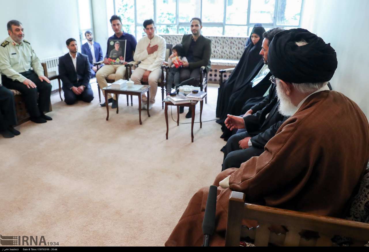 دیدار خانوادههای 2 شهید با رهبری دیدار خانوادههای 2 شهید با رهبری