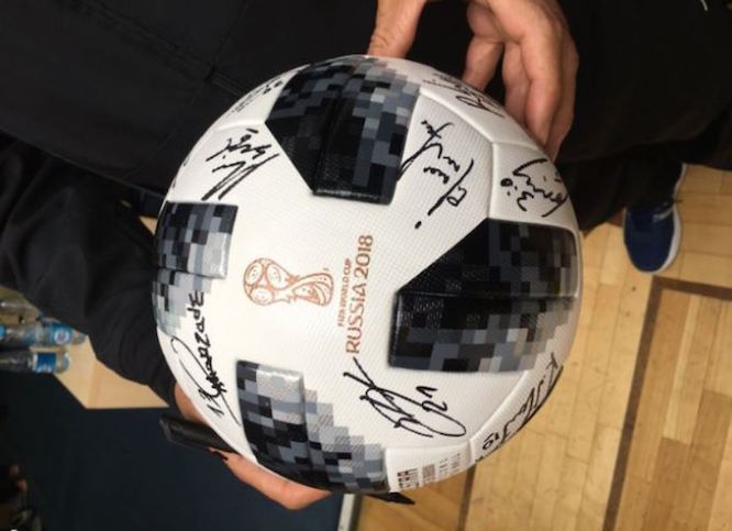 امضای ملی پوشان ایران روی توپ جام جهانی (+عکس) امضای ملی پوشان ایران روی توپ جام جهانی (+عکس)