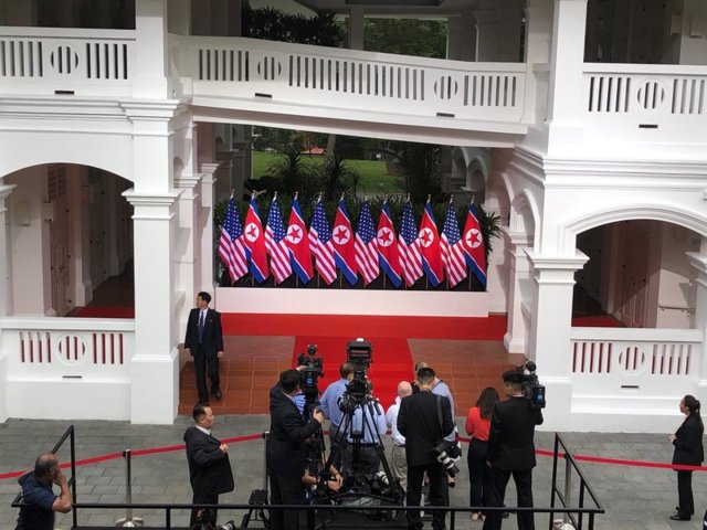 دیدار تاریخی رهبران کرهشمالی و آمریکا: اون و ترامپ دست دادند (+عکس) دیدار تاریخی رهبران کرهشمالی و آمریکا: اون و ترامپ دست دادند (+عکس)