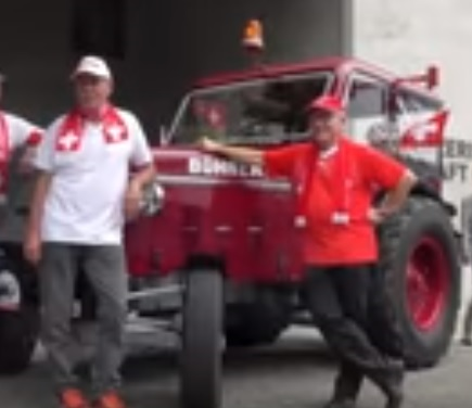 سفر هوادار سوئیس با تراکتور به روسیه (+عکس)