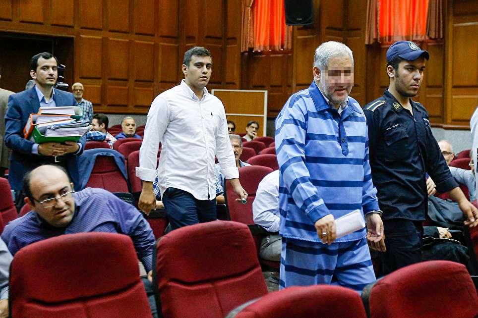 متهم ردیف اول پرونده 13 هزار میلیاردی موسسه ثامن الحجج در لباس زندان(عکس) متهم ردیف اول پرونده 13 هزار میلیاردی موسسه ثامن الحجج در لباس زندان(عکس)
