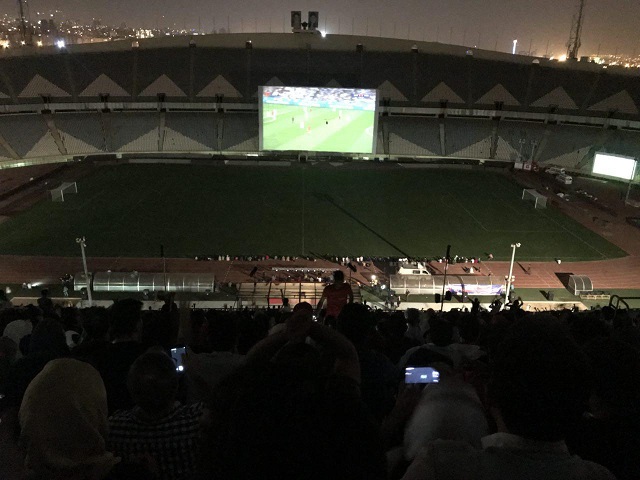 حاشیه نگاری یک دختر دهه هفتادی از لمسِ  حاشیه نگاری یک دختر دهه هفتادی از لمسِ