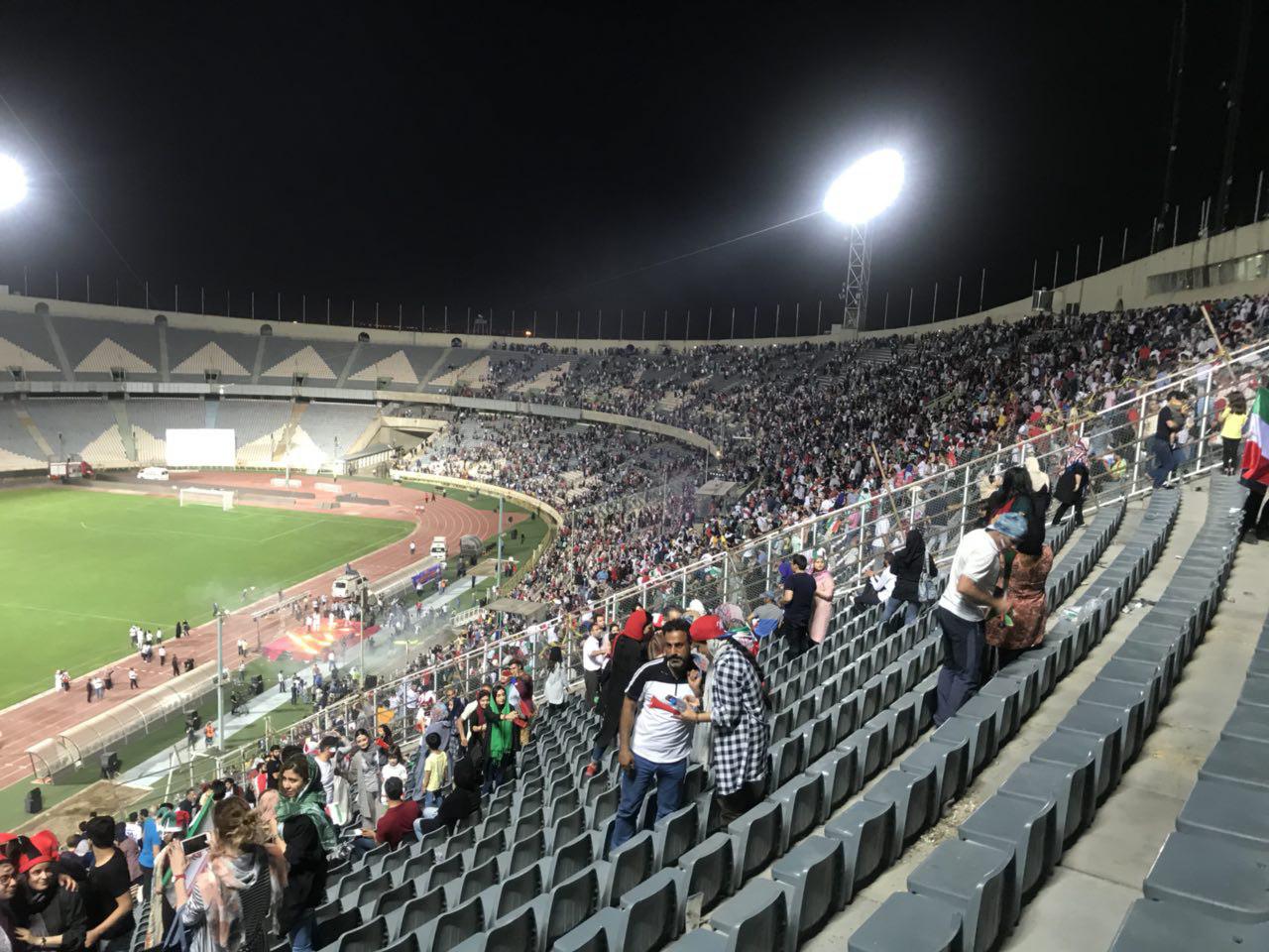 حاشیه نگاری یک دختر دهه هفتادی از لمسِ  حاشیه نگاری یک دختر دهه هفتادی از لمسِ