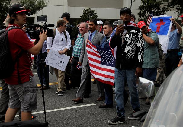 رویارویی مخالفان و موافقان سرسخت نژادپرستی در واشنگتن